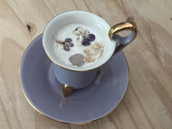 Bougie décorée tasse violette